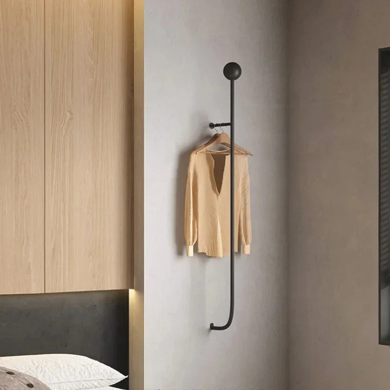 Væghængt minimalistisk tøjstativ med jernfinish i guld