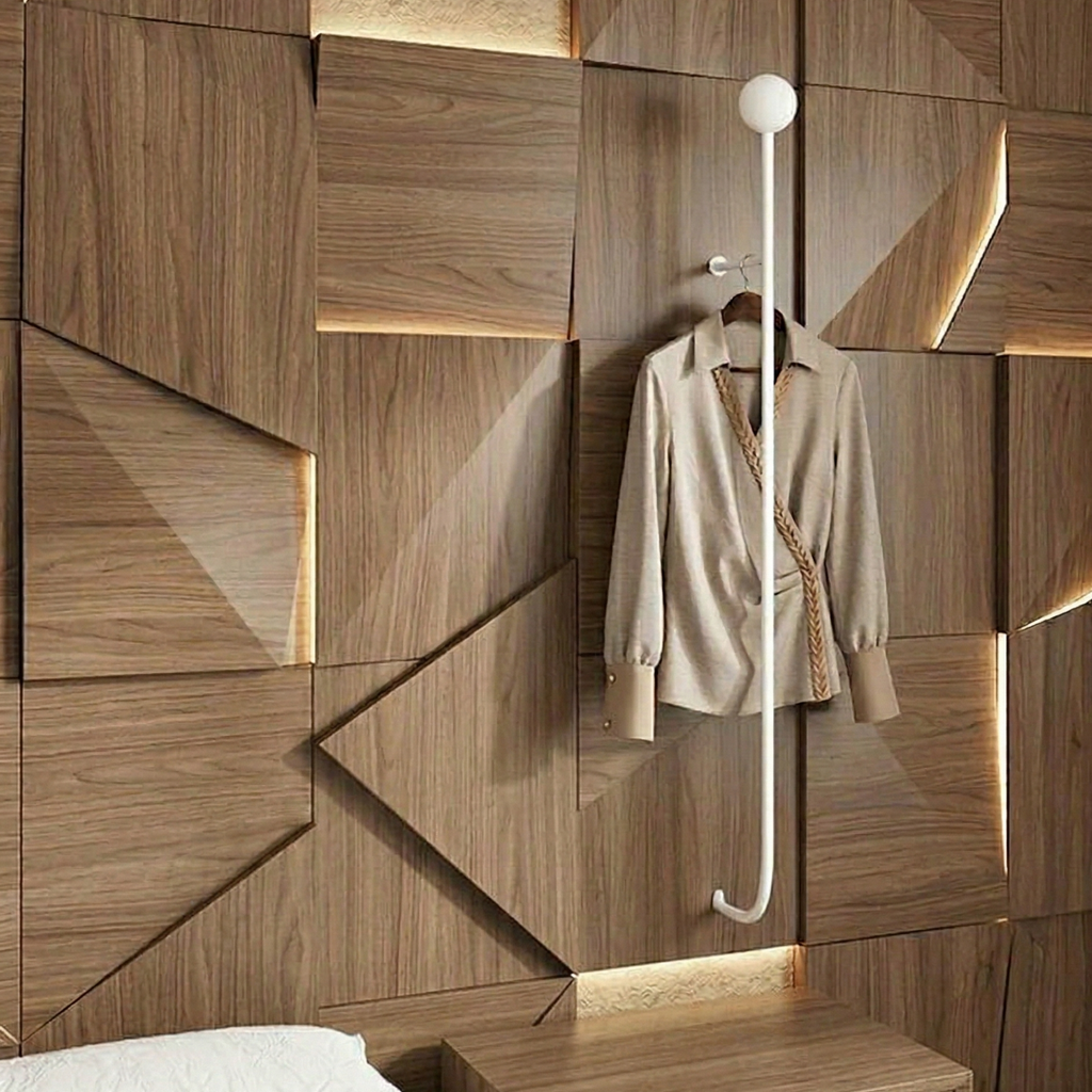 Væghængt minimalistisk tøjstativ med jernfinish i guld