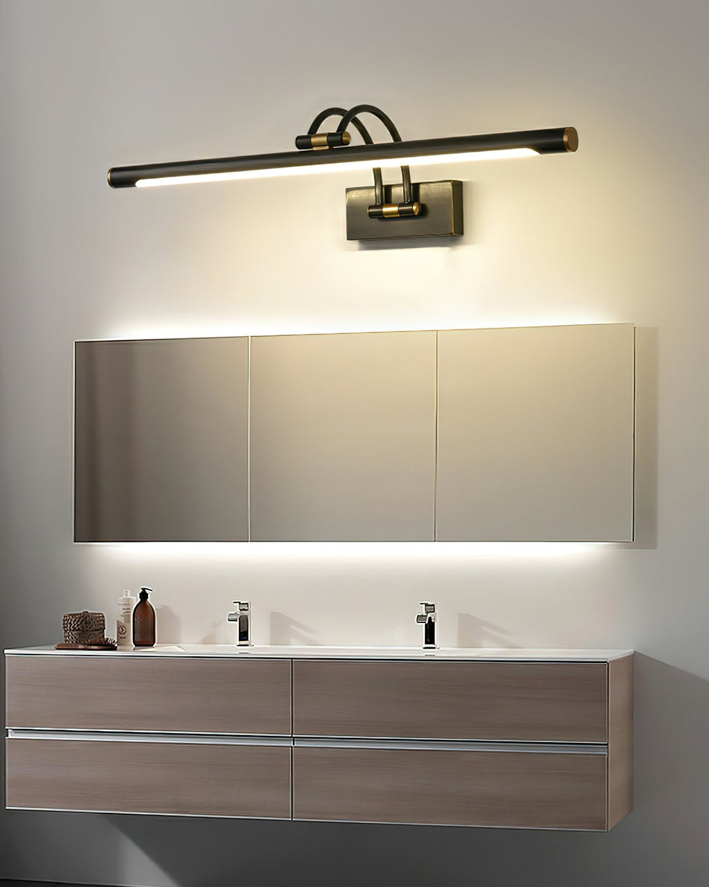 Mosiężna lampa ścienna LED z regulacją jasności do nowoczesnych, minimalistycznych wnętrz
