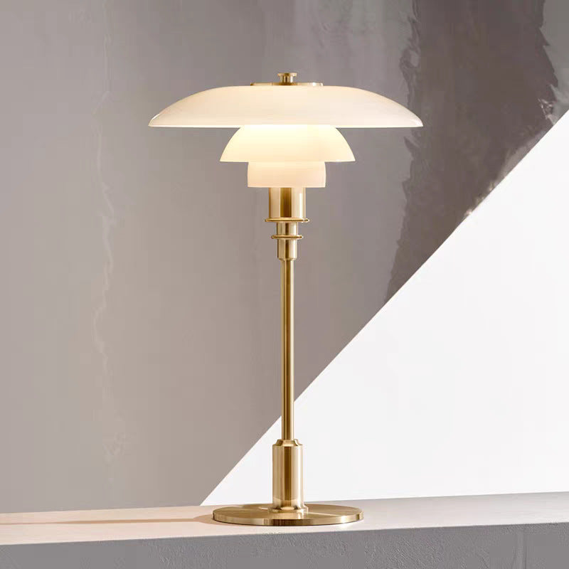Skrivbordslampa med dansk design — minimalistisk skulpterad fot, varm stämningsbelysning