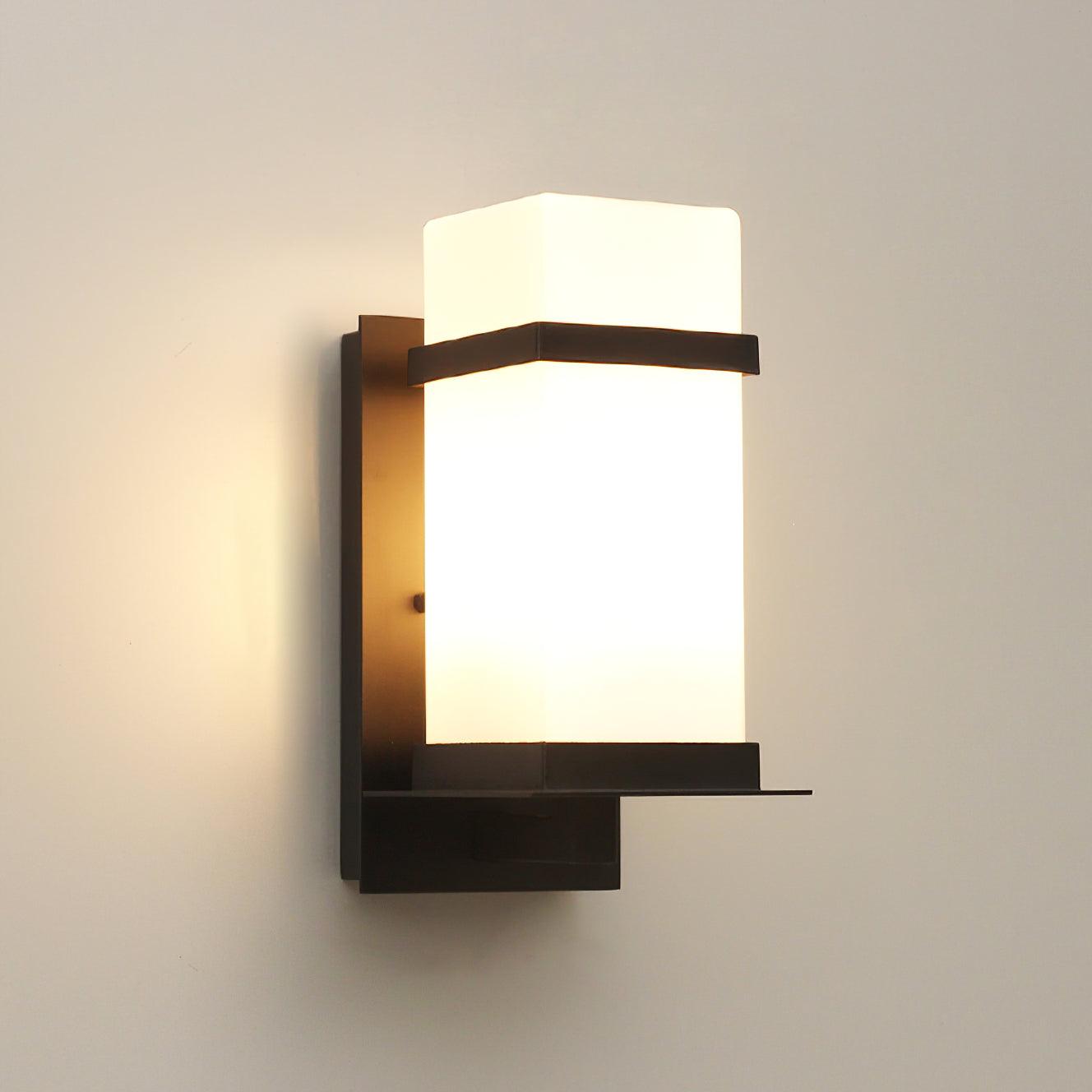 Luce da esterno impermeabile IP65 con paralume in vetro e struttura in metallo