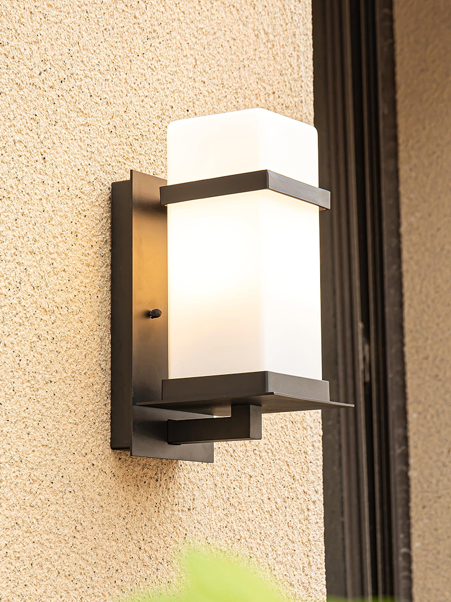 Luce da esterno impermeabile IP65 con paralume in vetro e struttura in metallo