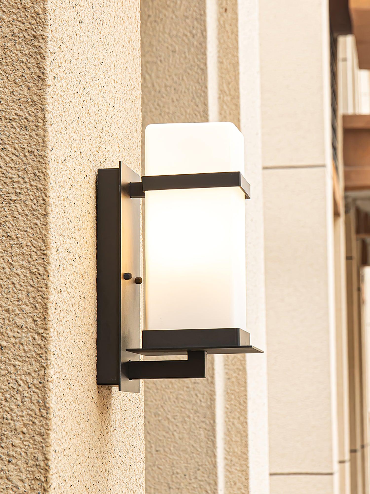 Luce da esterno impermeabile IP65 con paralume in vetro e struttura in metallo