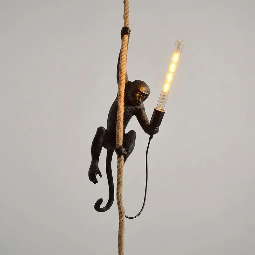 LuminMonkey skulpturell ape-pendellampe — varmt lys