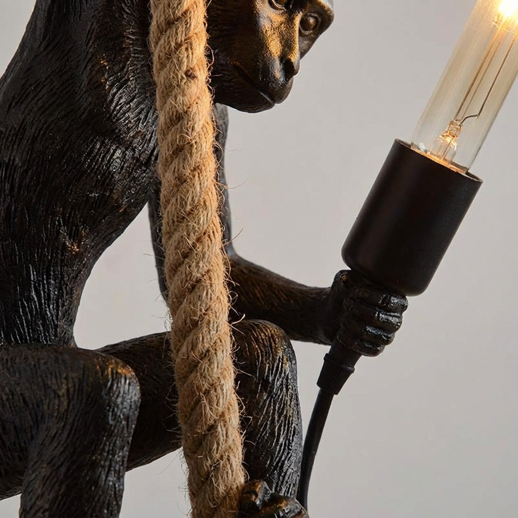 LuminMonkey skulpturell ape-pendellampe — varmt lys