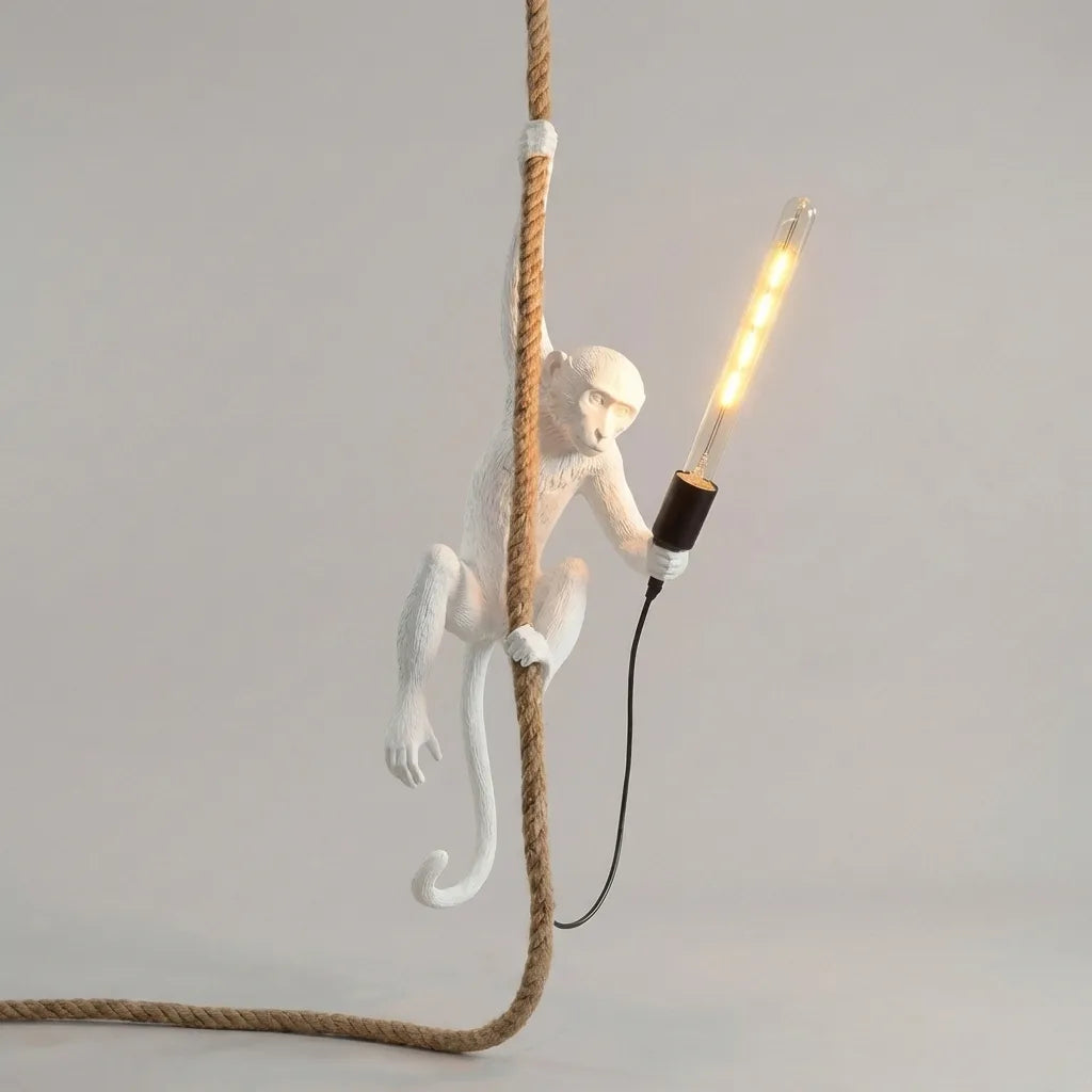 LuminMonkey skulpturell ape-pendellampe — varmt lys