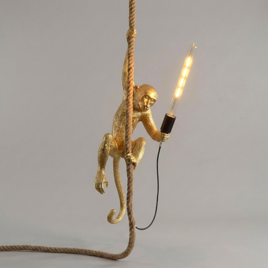 LuminMonkey skulpturell ape-pendellampe — varmt lys