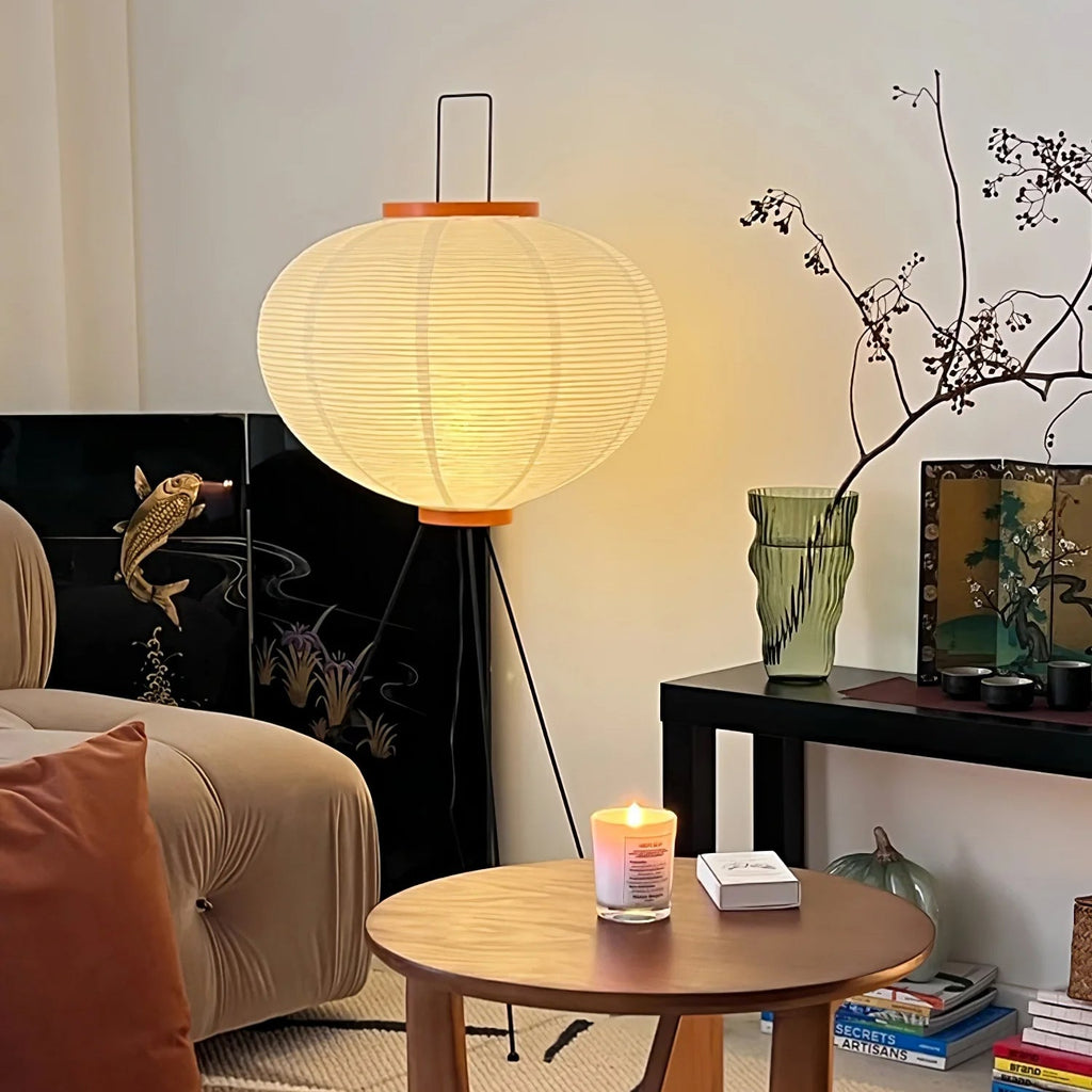 Hikari rispapirlampe på tripod til Japandi stue