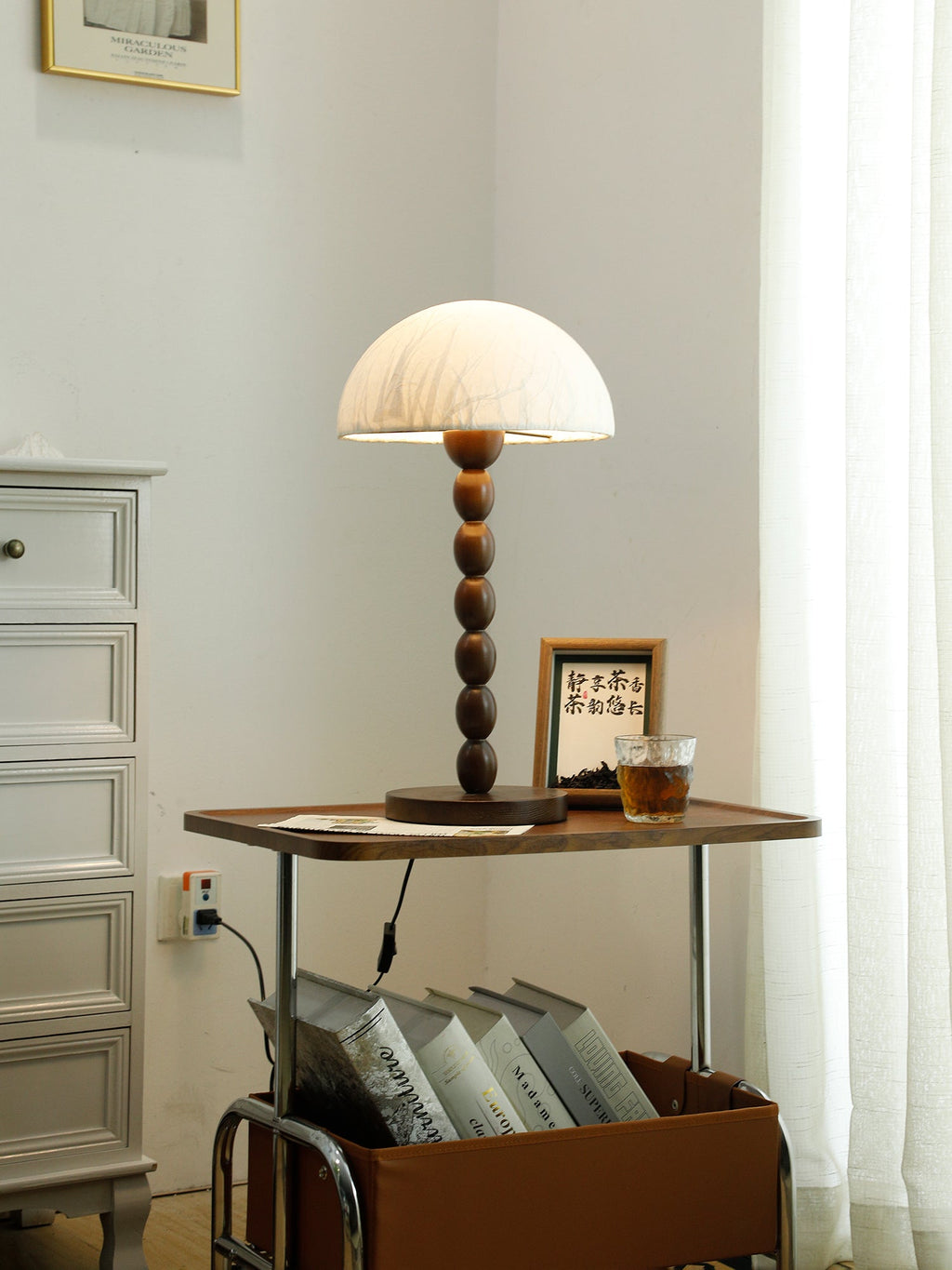 Japandi-Stil Reispapierlampe mit Perlenverziertem Walnussholzfuß und Kuppelschirm