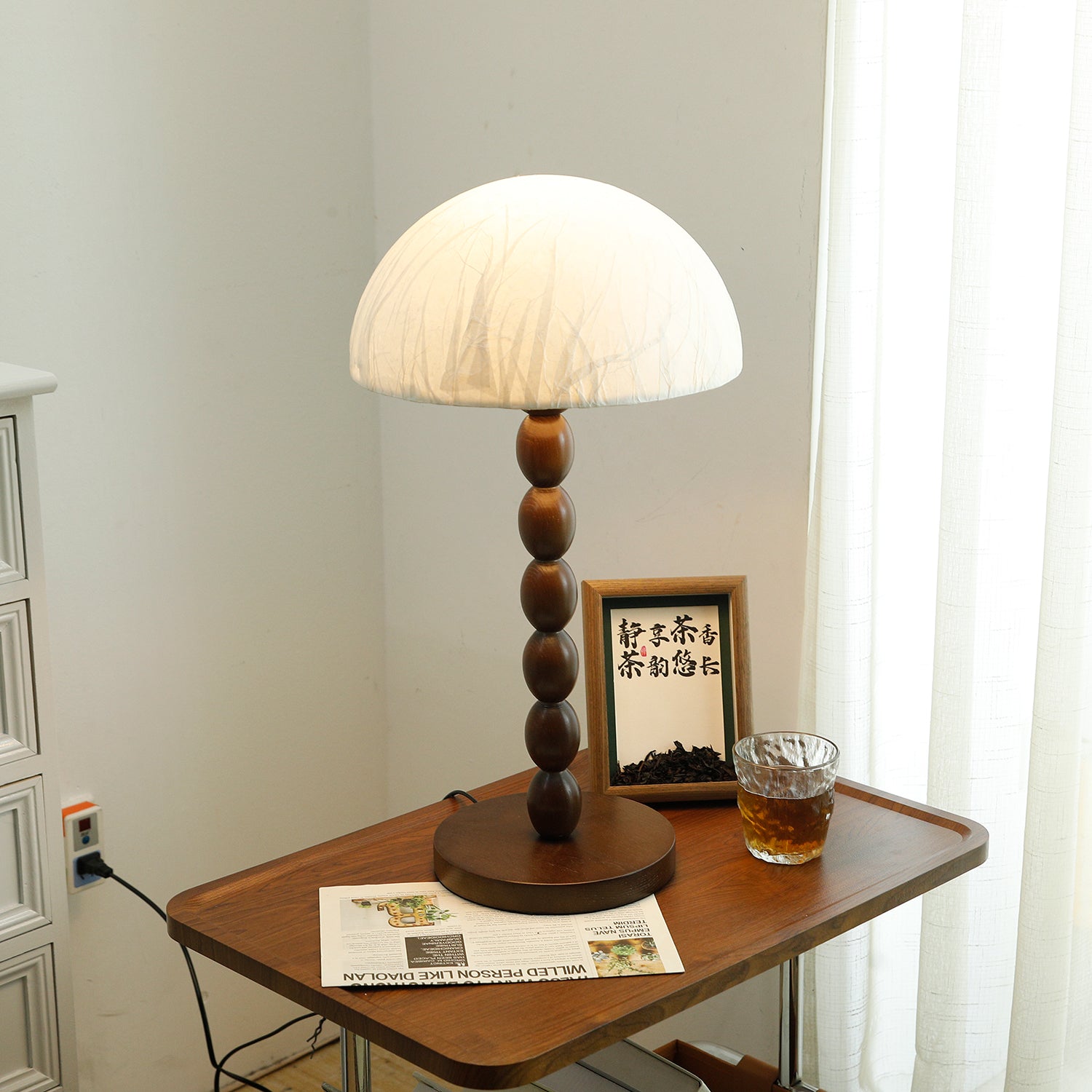 Japandi-Stil Reispapierlampe mit Perlenverziertem Walnussholzfuß und Kuppelschirm