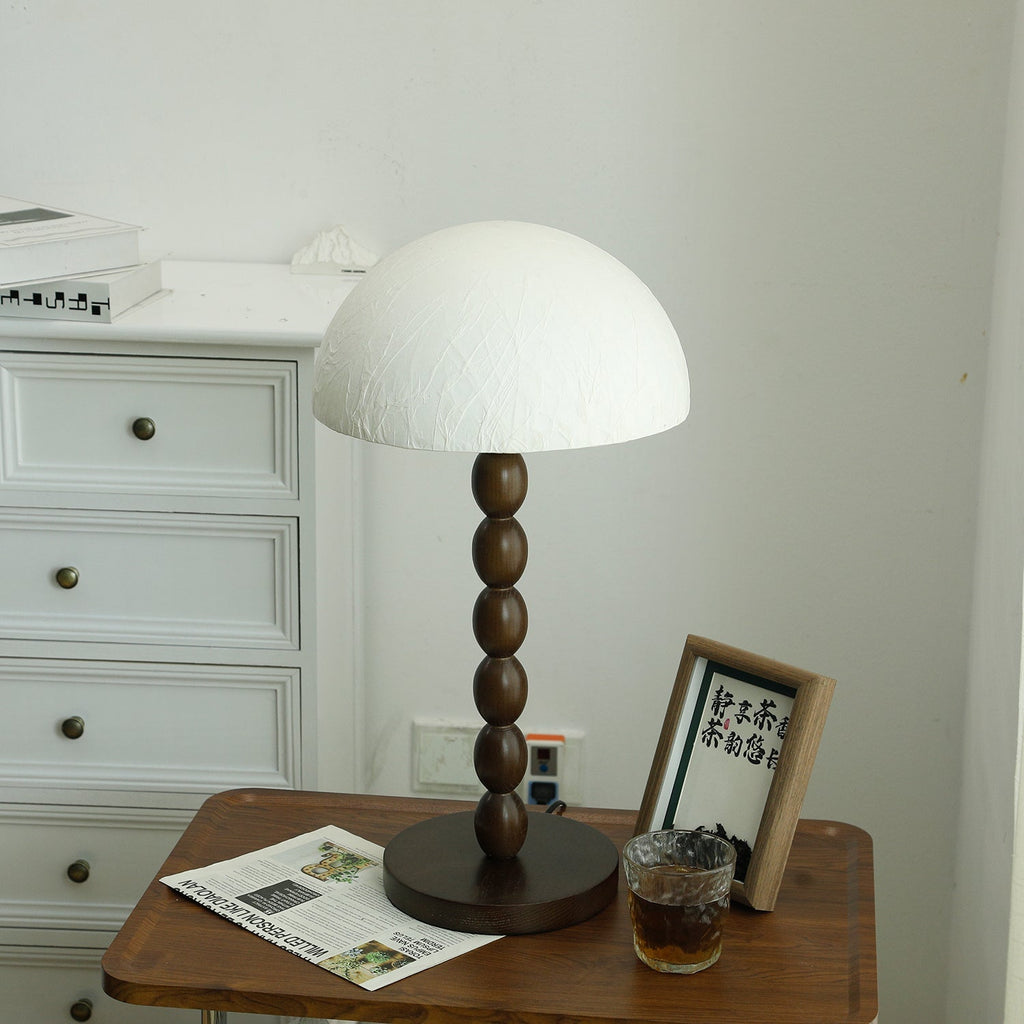 Japandi-Stil Reispapierlampe mit Perlenverziertem Walnussholzfuß und Kuppelschirm
