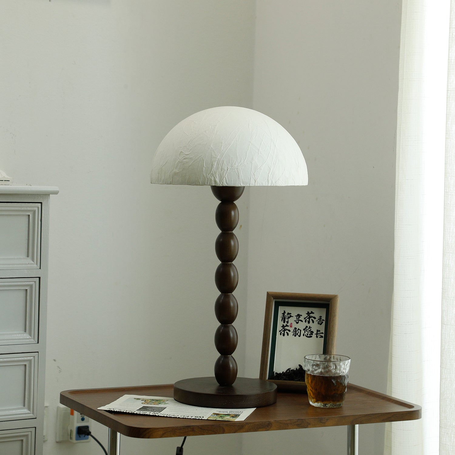 Japandi-Stil Reispapierlampe mit Perlenverziertem Walnussholzfuß und Kuppelschirm
