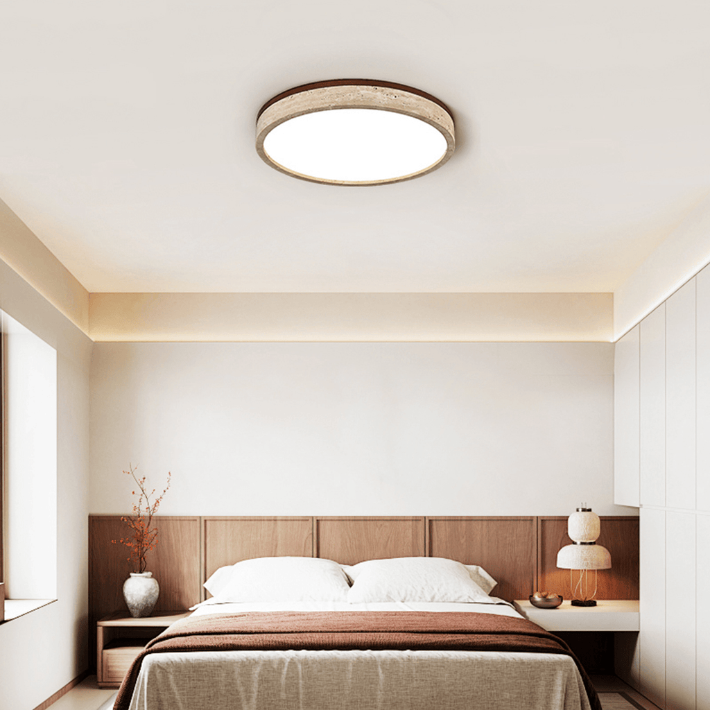 Rund LED-loftlampe med gul travertinramme til moderne rum