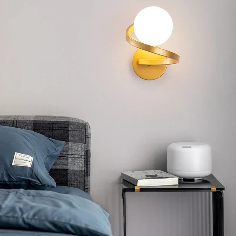 Podwójna lampa ścienna LED Astra — spiralna metalowa opaska i klosze z matowego szkła