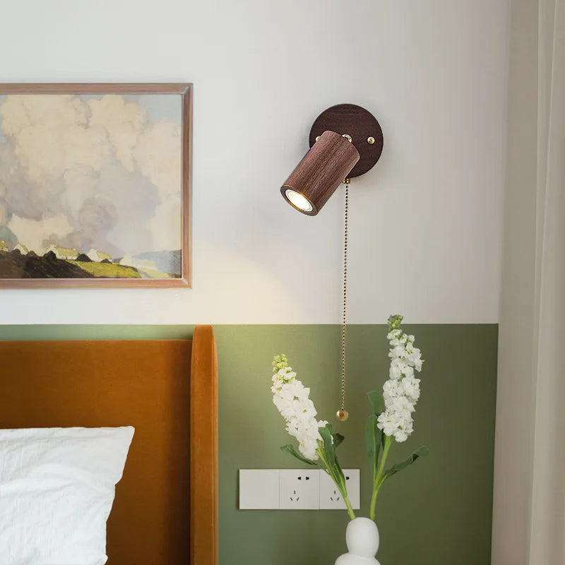 Lampa ścienna Arlo w stylu retro — reflektor LED, lite drewno orzechowe
