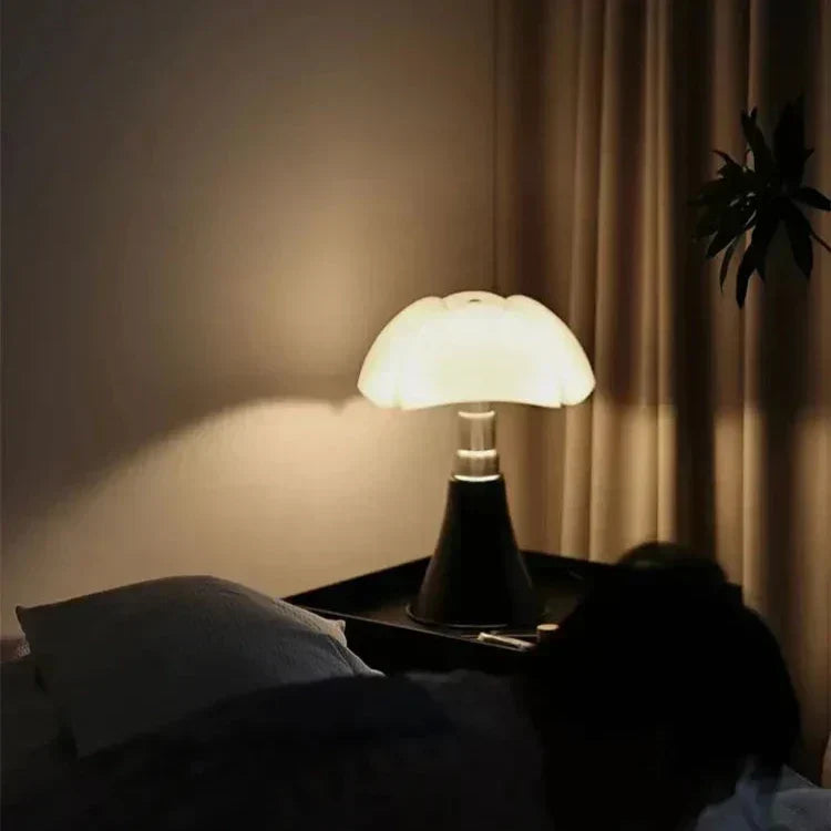 Lampada da tavolo a fungo rétro moderna — LED integrato, finitura lucida