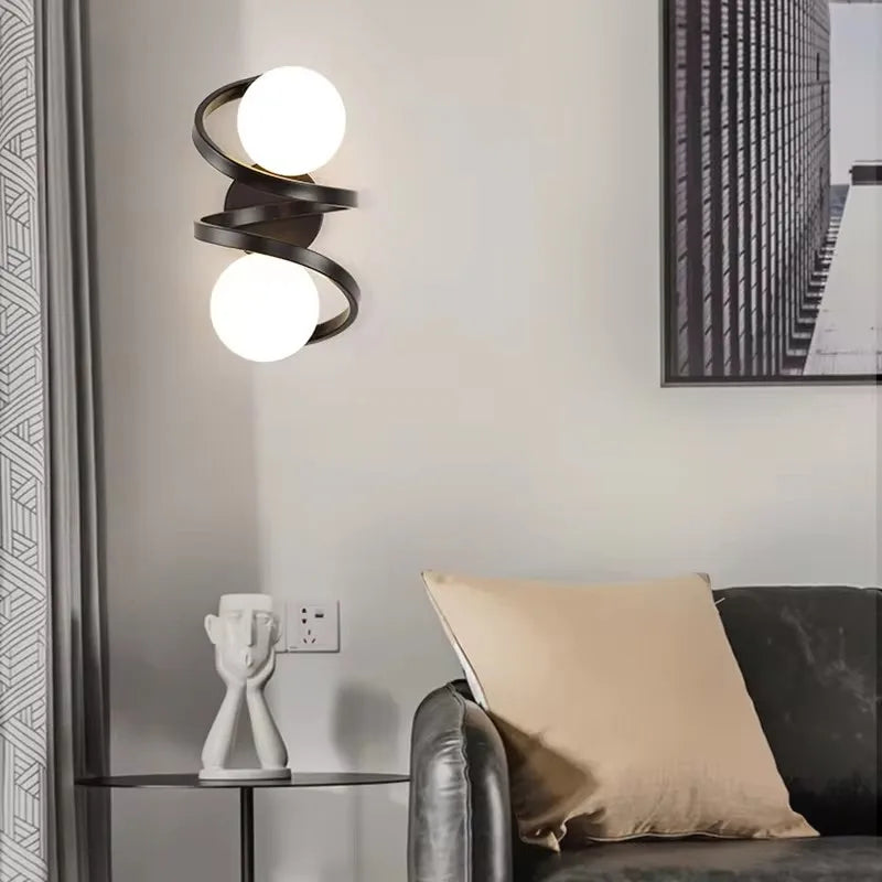 Podwójna lampa ścienna LED Astra — spiralna metalowa opaska i klosze z matowego szkła