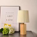 Lampada da tavolo medievale plissettata | Design base in legno nordico | Meowbutter