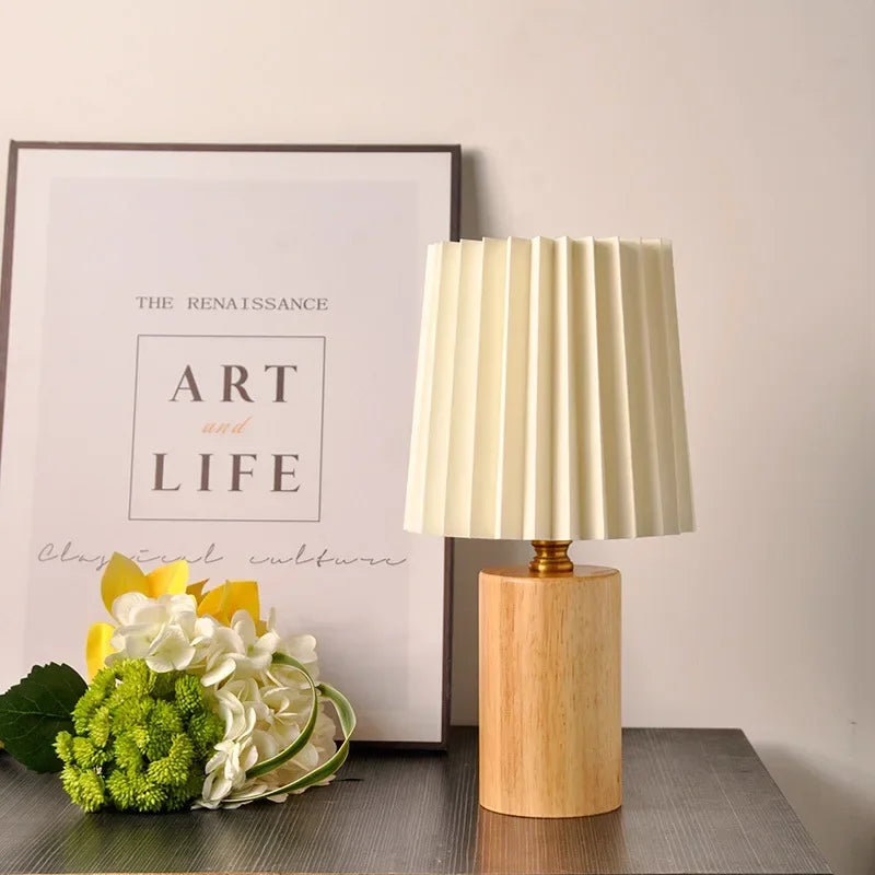 Lampada da tavolo medievale plissettata | Design base in legno nordico | Meowbutter