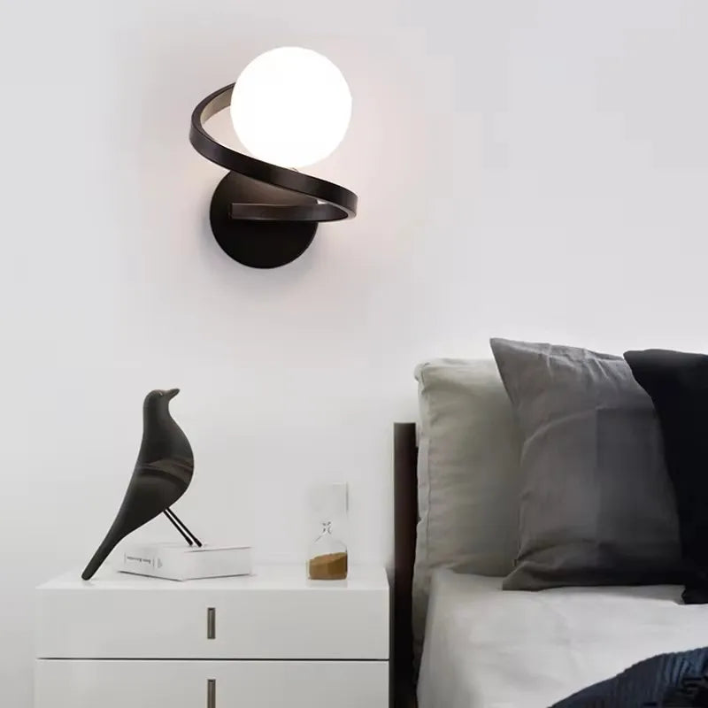 Podwójna lampa ścienna LED Astra — spiralna metalowa opaska i klosze z matowego szkła