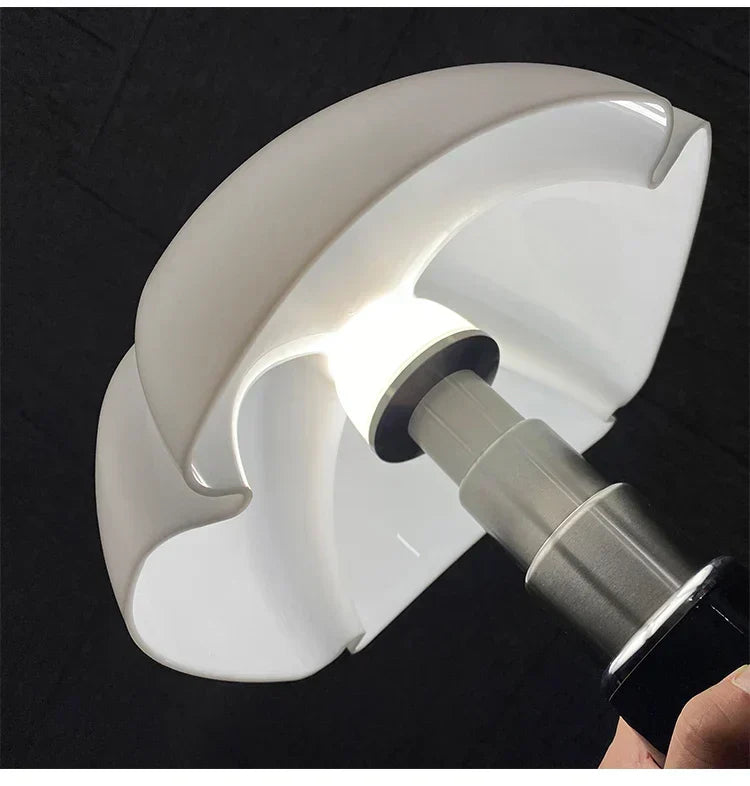 Lampada da tavolo a fungo rétro moderna — LED integrato, finitura lucida