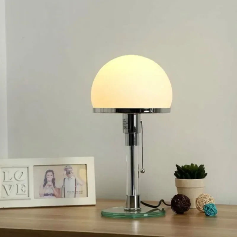 Wilhelm-Bauhaus-Tischlampe — Nordischer Lampenschirm aus Milchglas, polierter Chromfuß, 36 Cm Höhe
