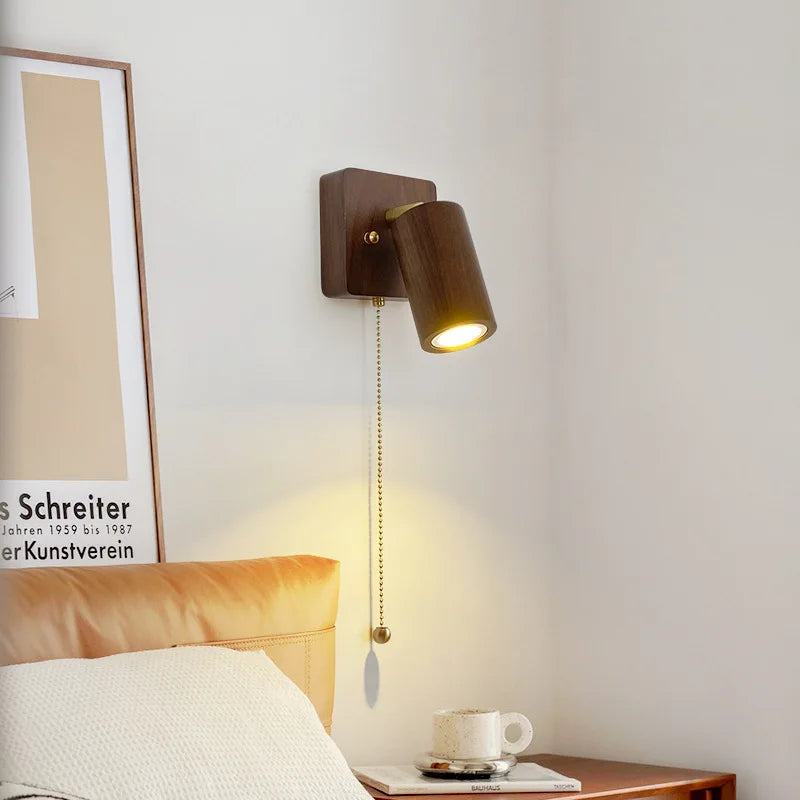 Lampa ścienna Arlo w stylu retro — reflektor LED, lite drewno orzechowe