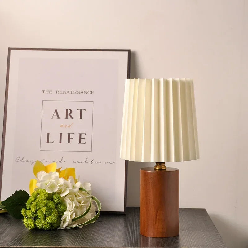 Lampada da tavolo medievale plissettata | Design base in legno nordico | Meowbutter