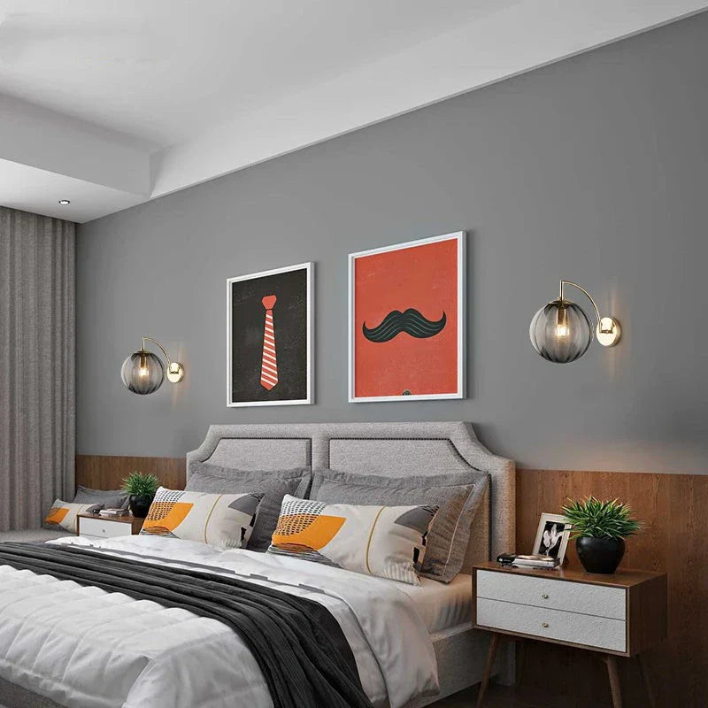 Lampada da parete moderna con sfera di vetro | Design in ottone e vetro colorato | Meowbutter