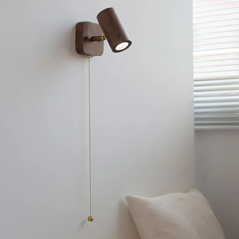 Lampa ścienna Arlo w stylu retro — reflektor LED, lite drewno orzechowe