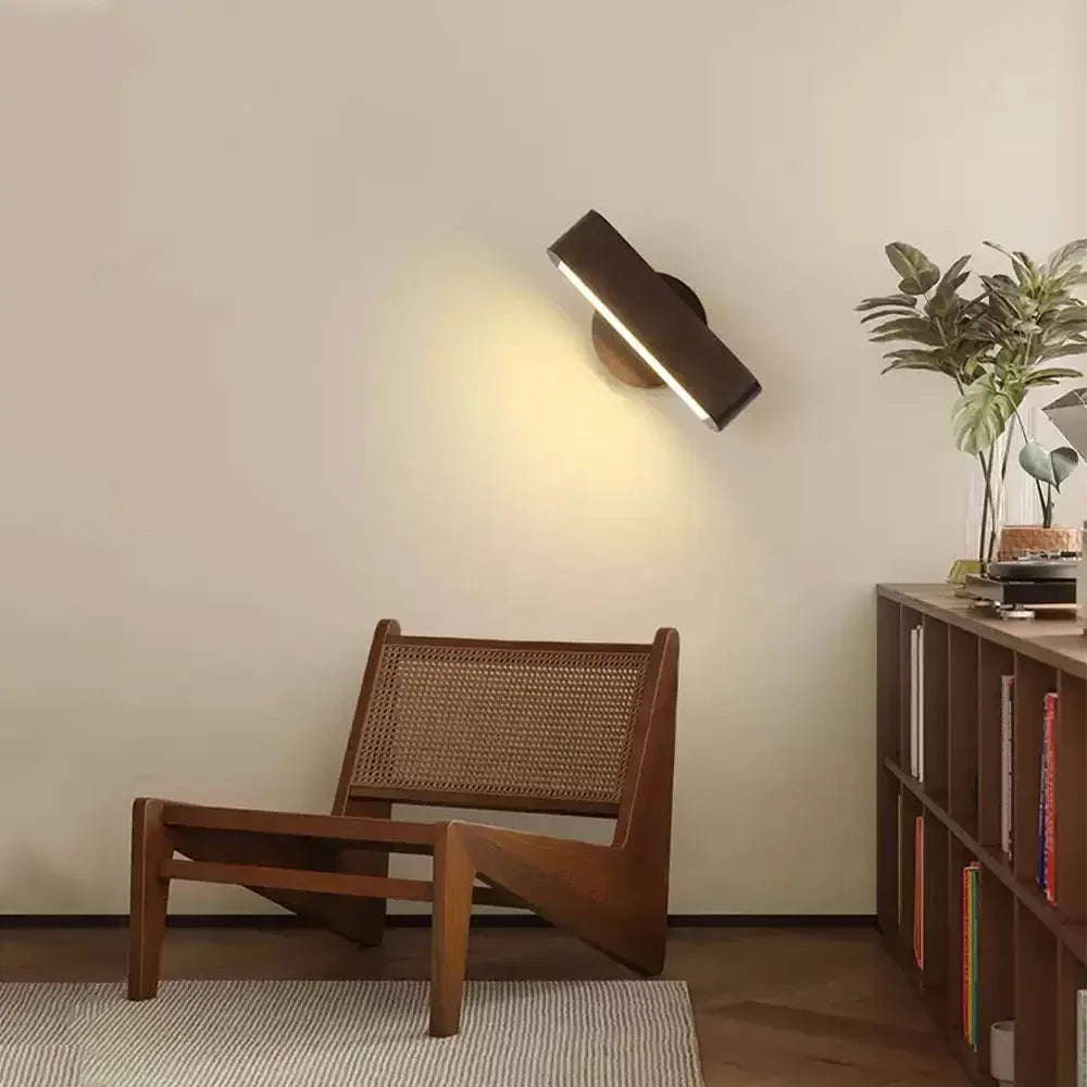 Japonská otočná nástěnná lampa — základna z masivního dřeva, hliníkové tělo