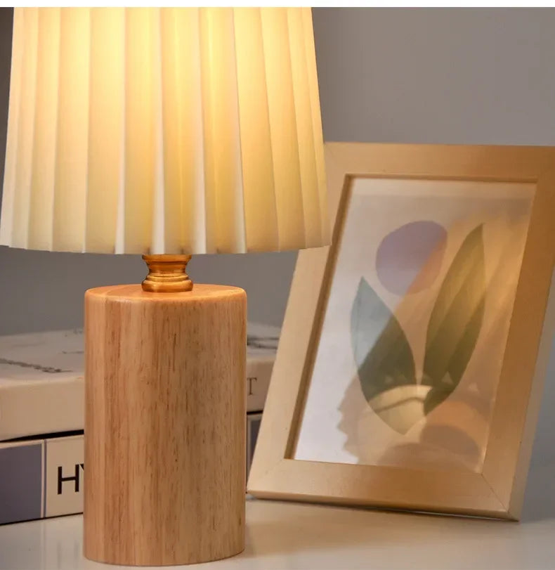Lampada da tavolo medievale plissettata | Design base in legno nordico | Meowbutter