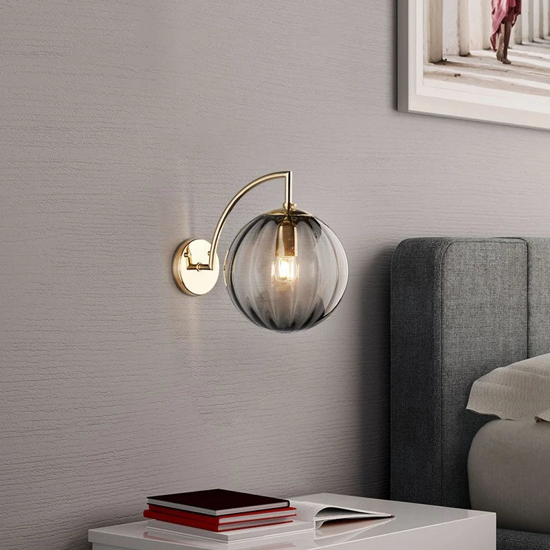 Lampada da parete moderna con sfera di vetro | Design in ottone e vetro colorato | Meowbutter