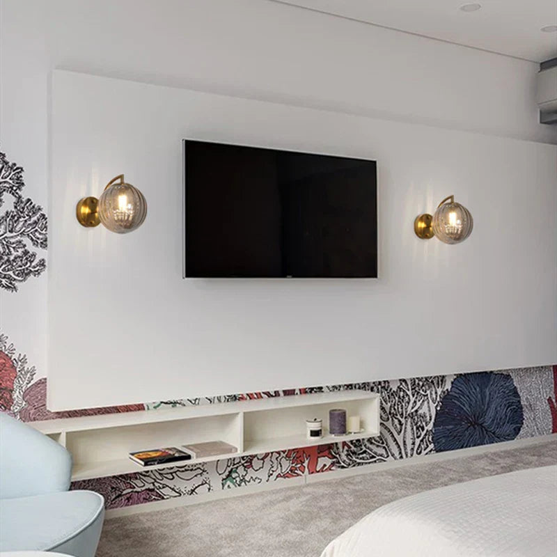 Lampada da parete moderna con sfera di vetro | Design in ottone e vetro colorato | Meowbutter