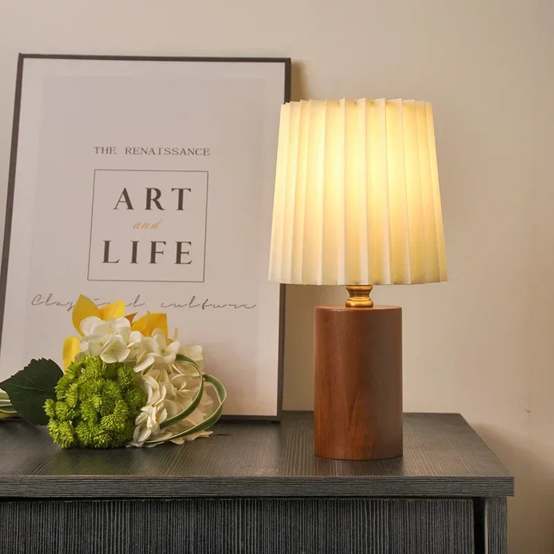 Lampada da tavolo medievale plissettata | Design base in legno nordico | Meowbutter