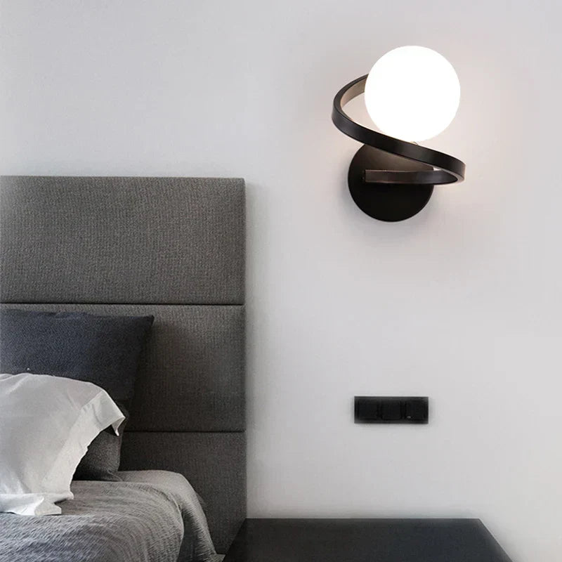 Podwójna lampa ścienna LED Astra — spiralna metalowa opaska i klosze z matowego szkła