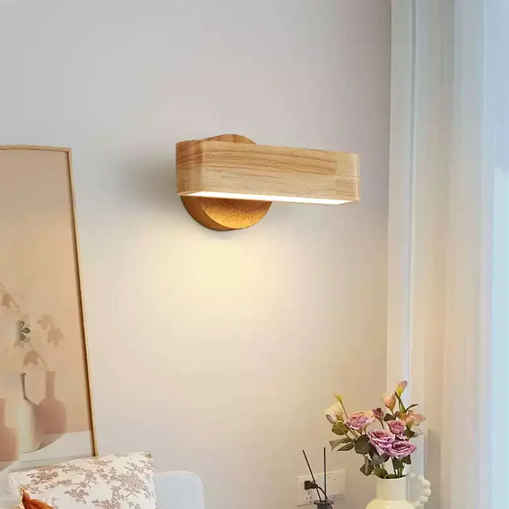 Japonská otočná nástěnná lampa — základna z masivního dřeva, hliníkové tělo