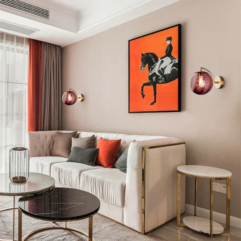 Lampada da parete moderna con sfera di vetro | Design in ottone e vetro colorato | Meowbutter