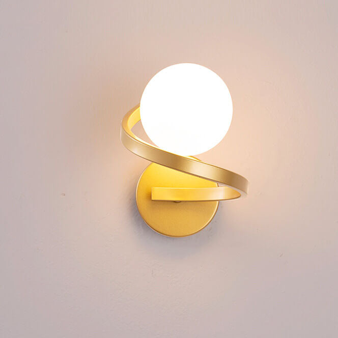 Podwójna lampa ścienna LED Astra — spiralna metalowa opaska i klosze z matowego szkła