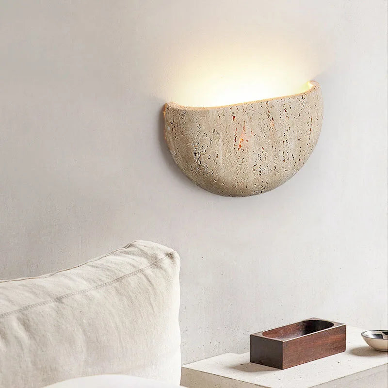 Lampada da parete in travertino naturale — Luce a mezza cupola in pietra intagliata