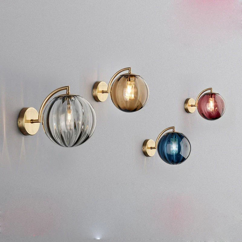 Lampada da parete moderna con sfera di vetro | Design in ottone e vetro colorato | Meowbutter