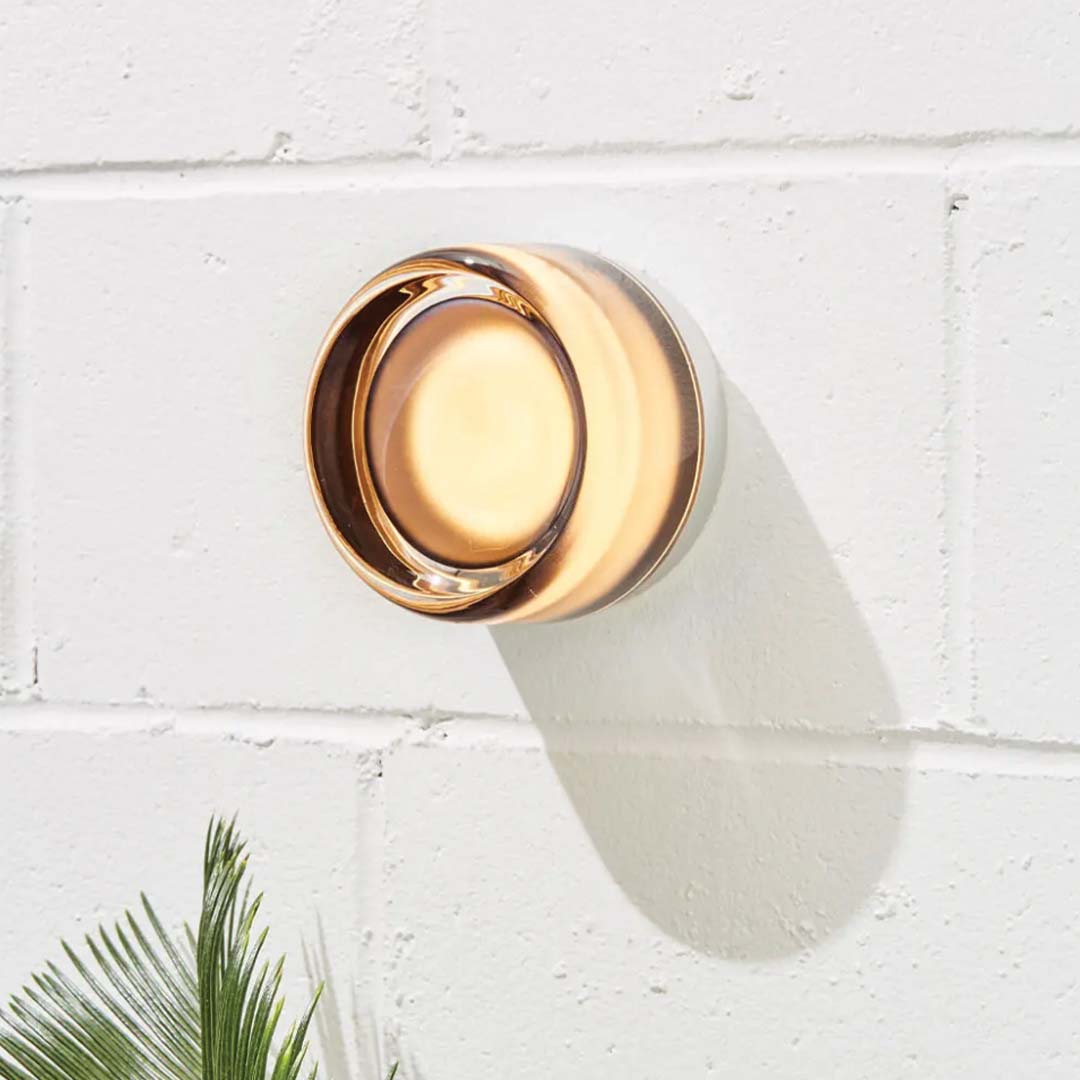 Dimple LED-væglampe — tekstureret glas, diameter på 10–12cm
