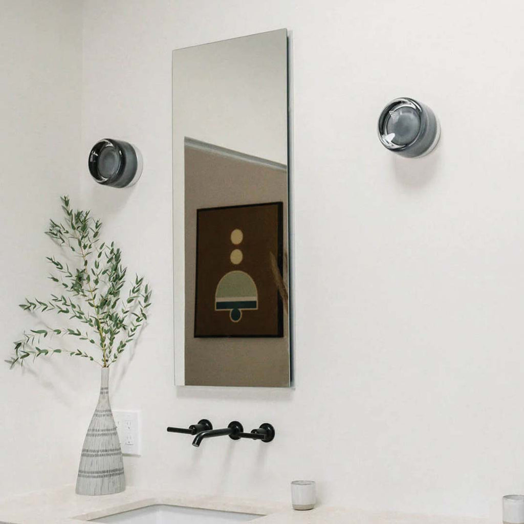 Dimple LED-væglampe — tekstureret glas, diameter på 10–12cm