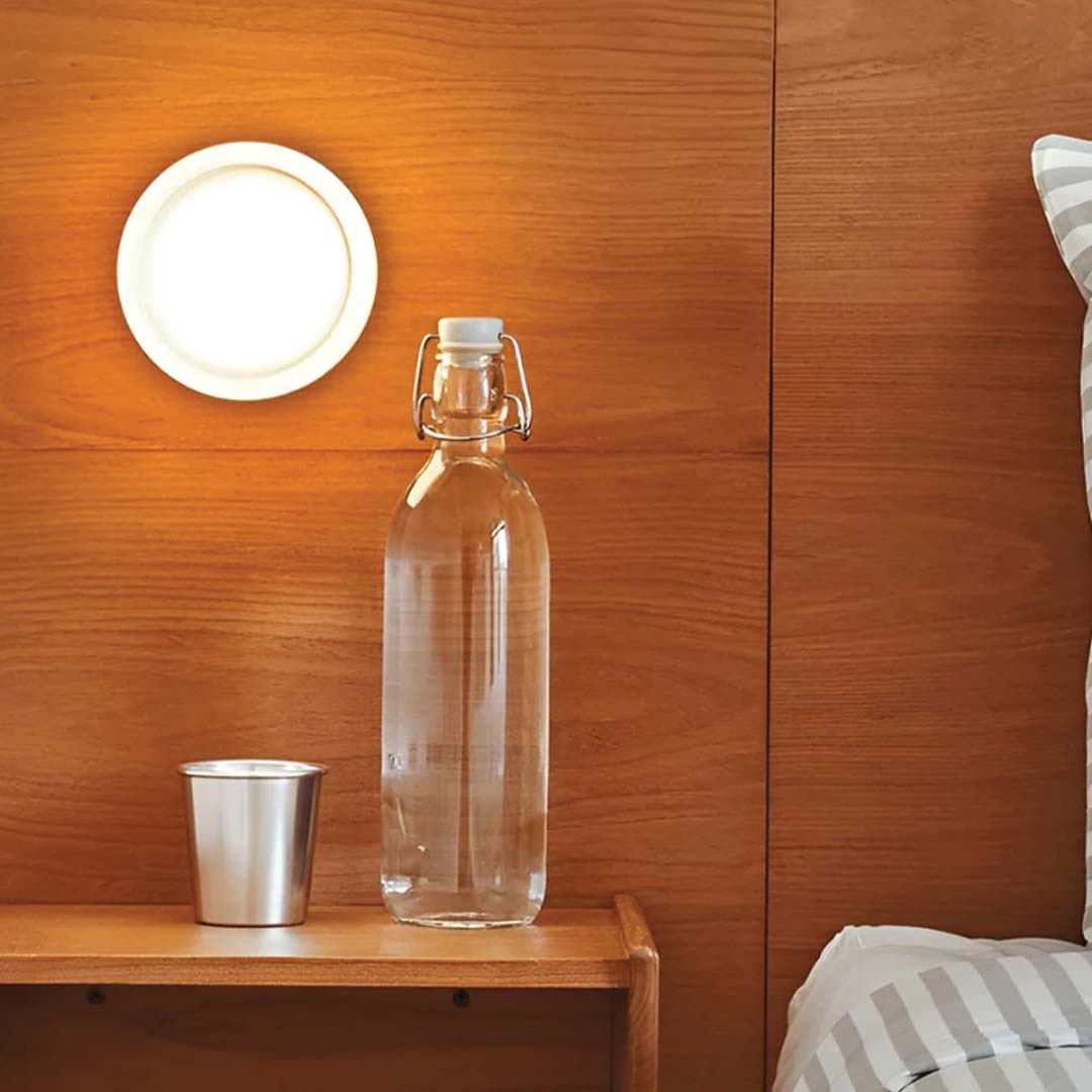 Dimple LED-væglampe — tekstureret glas, diameter på 10–12cm