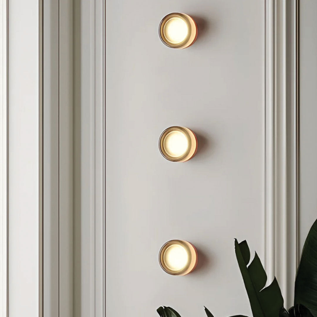 Dimple LED-væglampe — tekstureret glas, diameter på 10–12cm