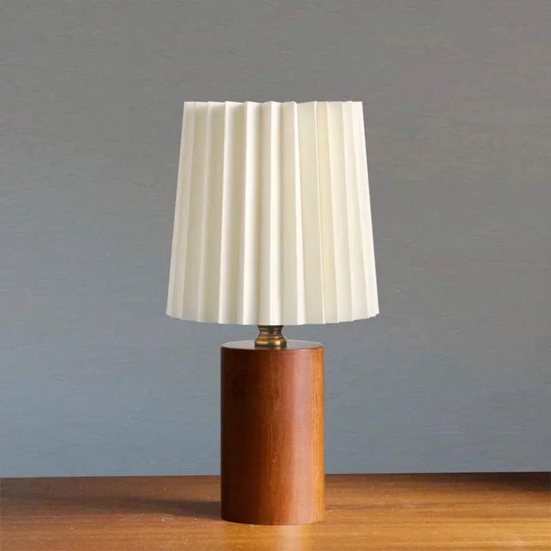 Lampada da tavolo medievale plissettata | Design base in legno nordico | Meowbutter