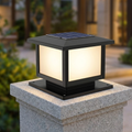 Lampada solare da esterno con palo, controllo remoto, design moderno
