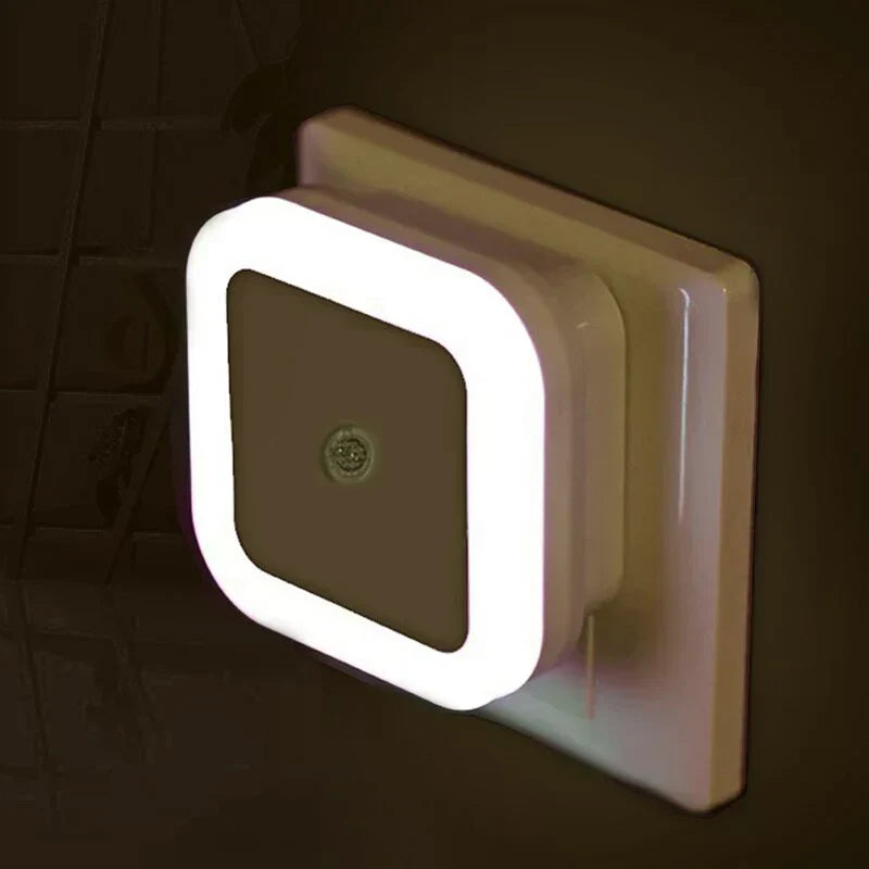 Luz nocturna LED NightSure enchufable — Luz blanca cálida activada por movimiento