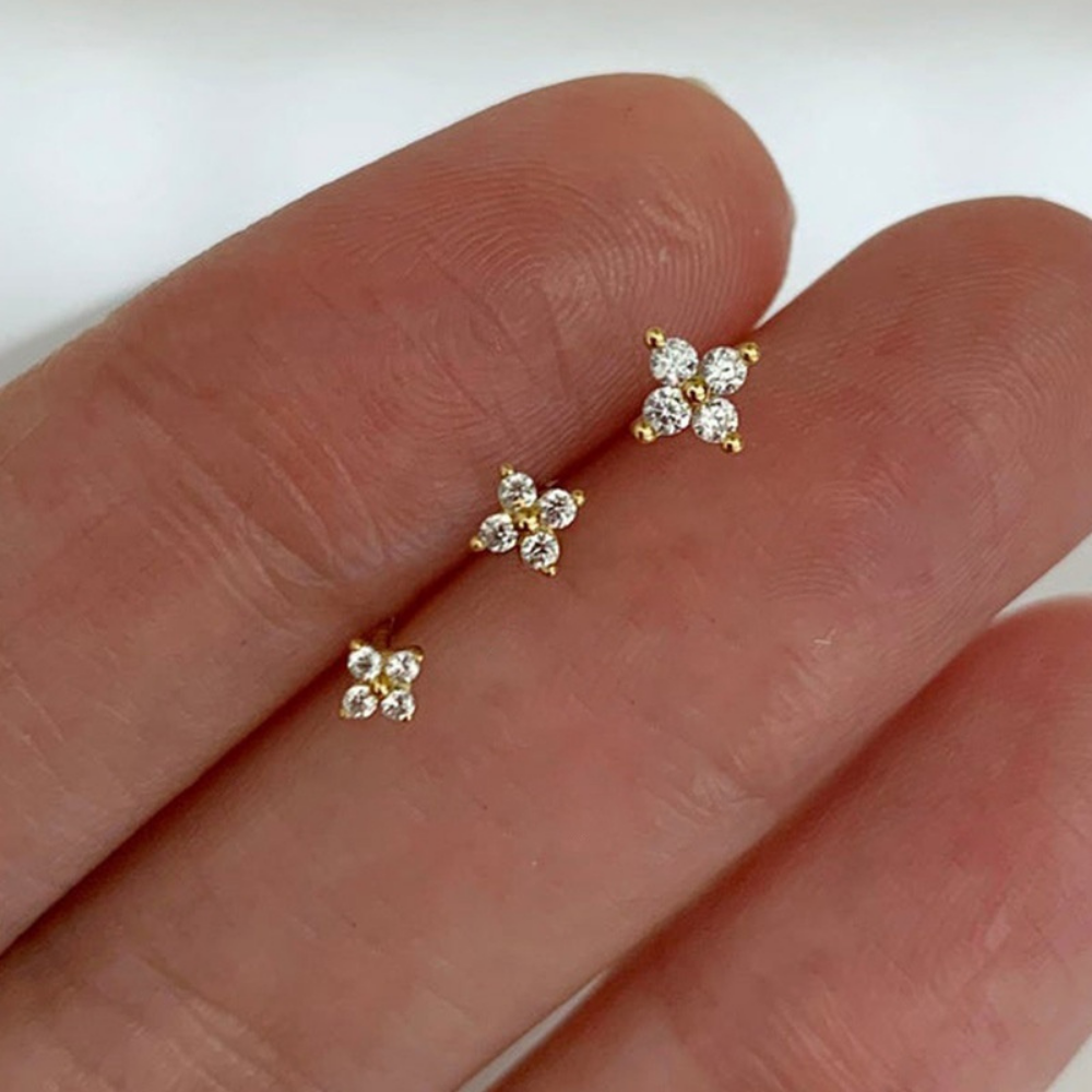 Orecchini a lobo con fiori — tono oro KC, montatura in rame, gemme sintetiche trasparenti