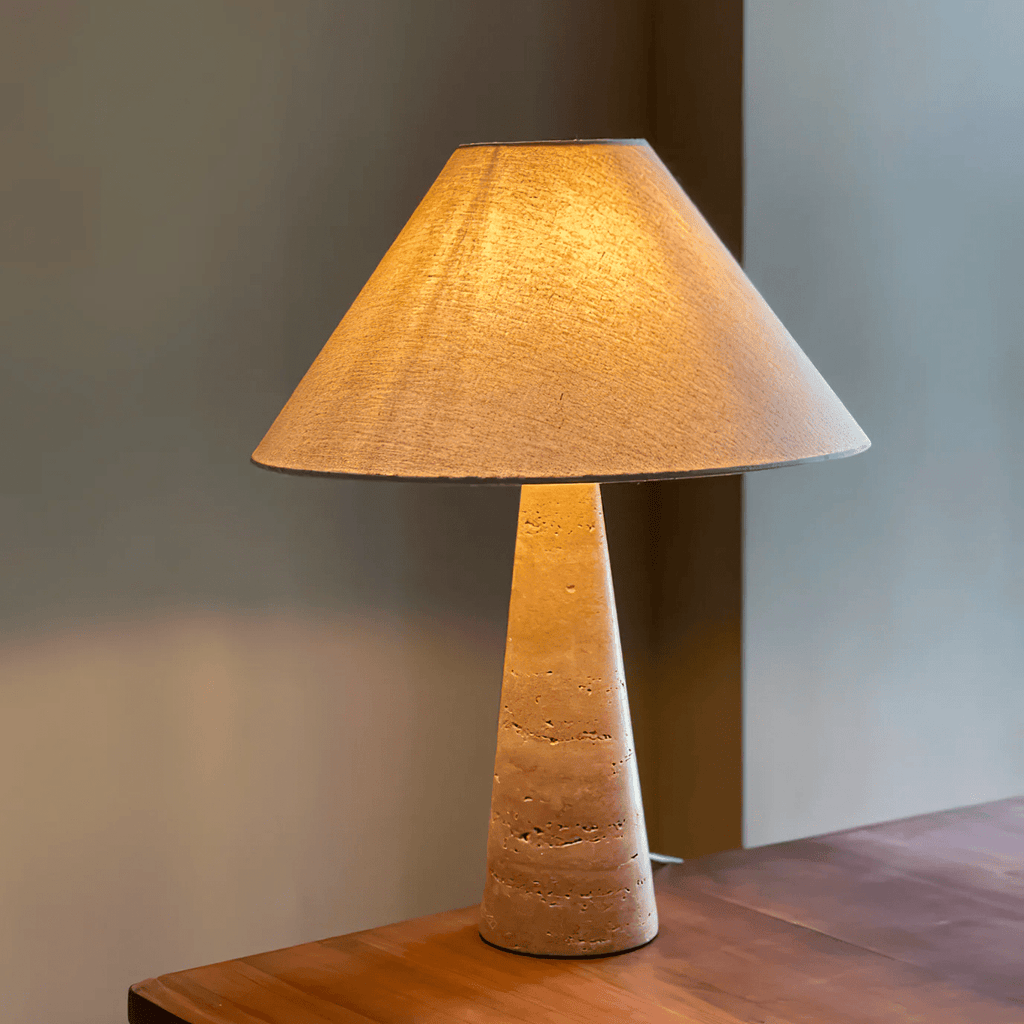 Travertinlampe med hvid skærm til natborde
